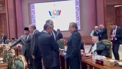 توجه وزیر امور خارجه چین به نشان نقشه ایران روی کت عراقچی