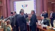 توجه وزیر امور خارجه چین به نشان نقشه ایران روی کت عراقچی