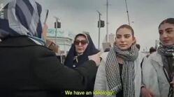 تذکر یک زن محجبه به دختر بدون حجاب در راهپیمایی ۲۲ بهمن مقابل دوربین صداوسیما