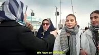 تذکر یک زن محجبه به دختر بدون حجاب در راهپیمایی ۲۲ بهمن مقابل دوربین صداوسیما