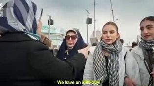 تذکر یک زن محجبه به دختر بدون حجاب در راهپیمایی ۲۲ بهمن مقابل دوربین صداوسیما