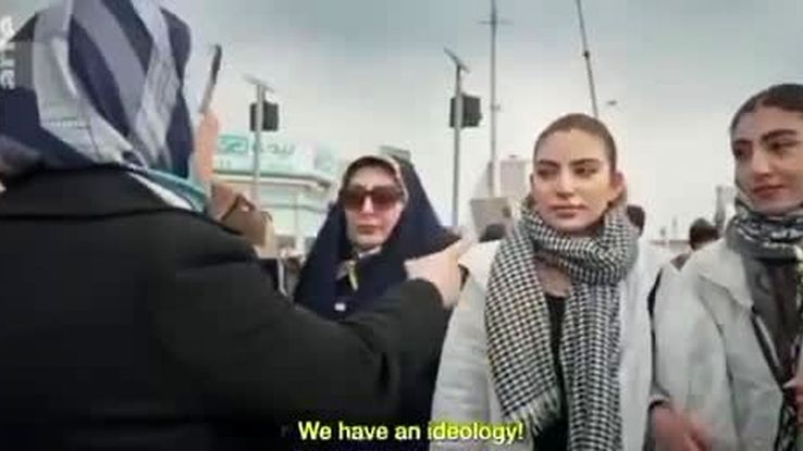 تذکر یک زن محجبه به دختر بدون حجاب در راهپیمایی ۲۲ بهمن مقابل دوربین صداوسیما