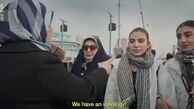 تذکر یک زن محجبه به دختر بدون حجاب در راهپیمایی ۲۲ بهمن مقابل دوربین صداوسیما