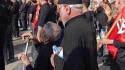 بی تابی مردم هنگام ورود پیکر رهبر شهید انقللب به جایگاه