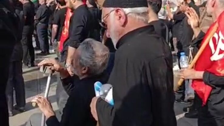 بی تابی مردم هنگام ورود پیکر رهبر شهید انقللب به جایگاه