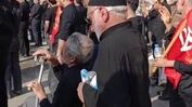 بی تابی مردم هنگام ورود پیکر رهبر شهید انقللب به جایگاه